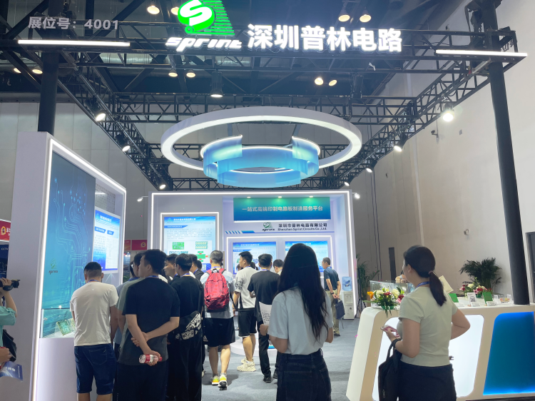 客戶參觀普林電路國防電子展位