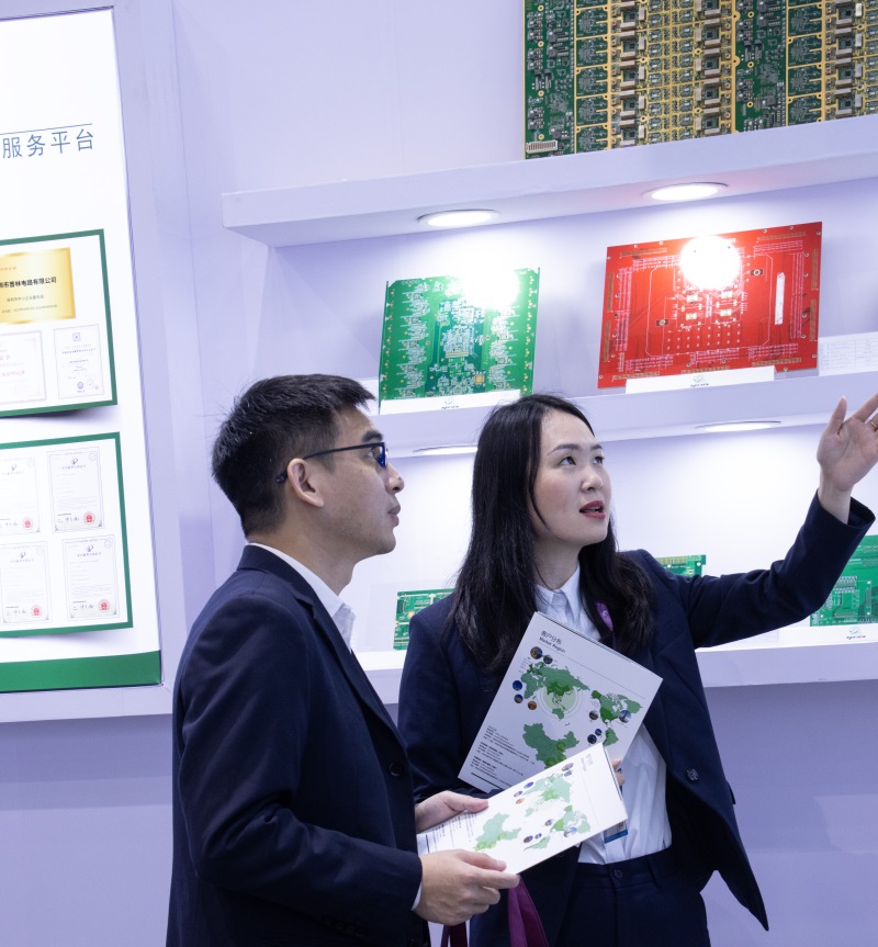 深圳普林電路的工作人員向客戶介紹PCB
