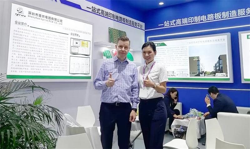 深圳普林電路的工作人員與客戶合影