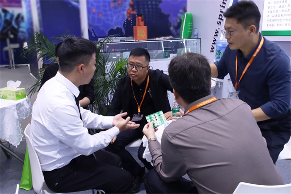 深圳普林電路的工作人員與客戶交流PCB工藝