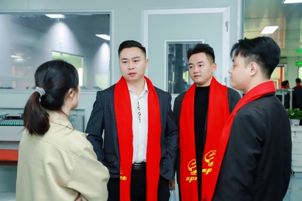 嘉賓與福海工廠產(chǎn)線人員交流