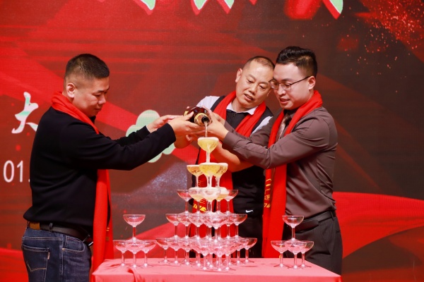 深圳普林電路領(lǐng)導(dǎo)開香檳慶祝福海工廠開業(yè)慶典